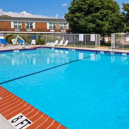 Clarion Inn Falls Church-Arlington Экстерьер фото