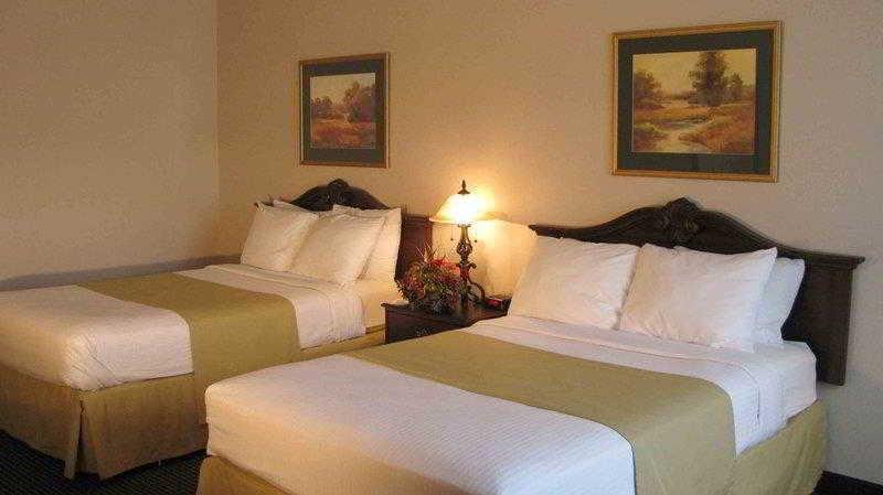 Clarion Inn Falls Church-Arlington Экстерьер фото