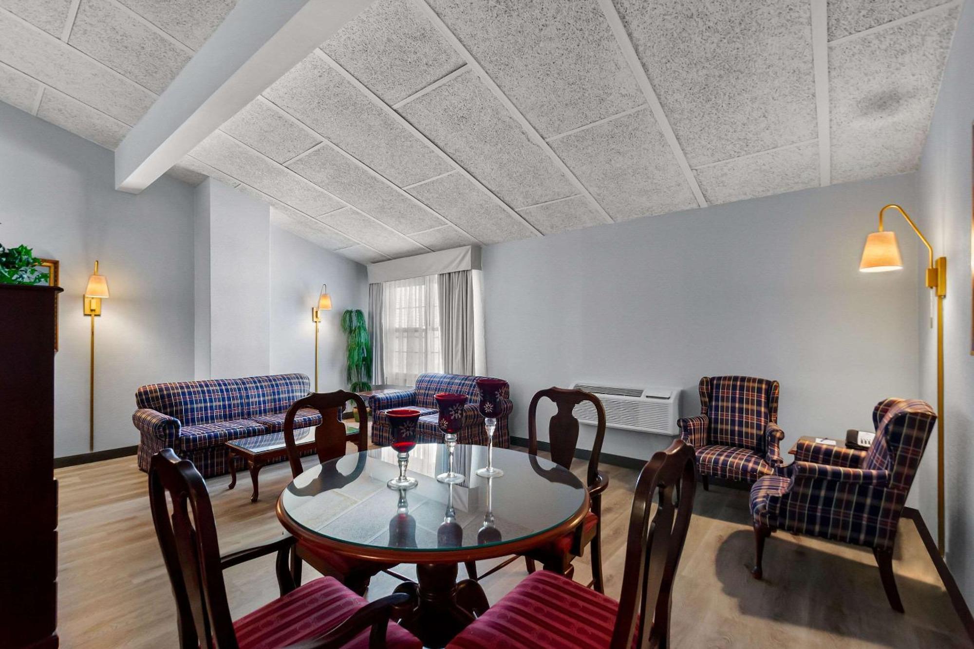 Clarion Inn Falls Church-Arlington Экстерьер фото