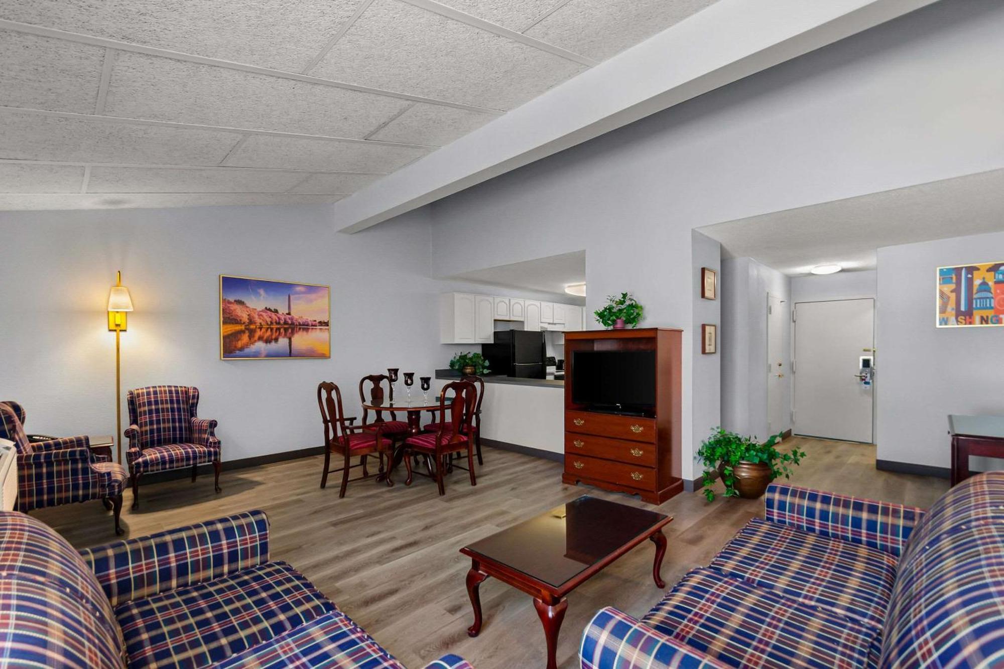 Clarion Inn Falls Church-Arlington Экстерьер фото