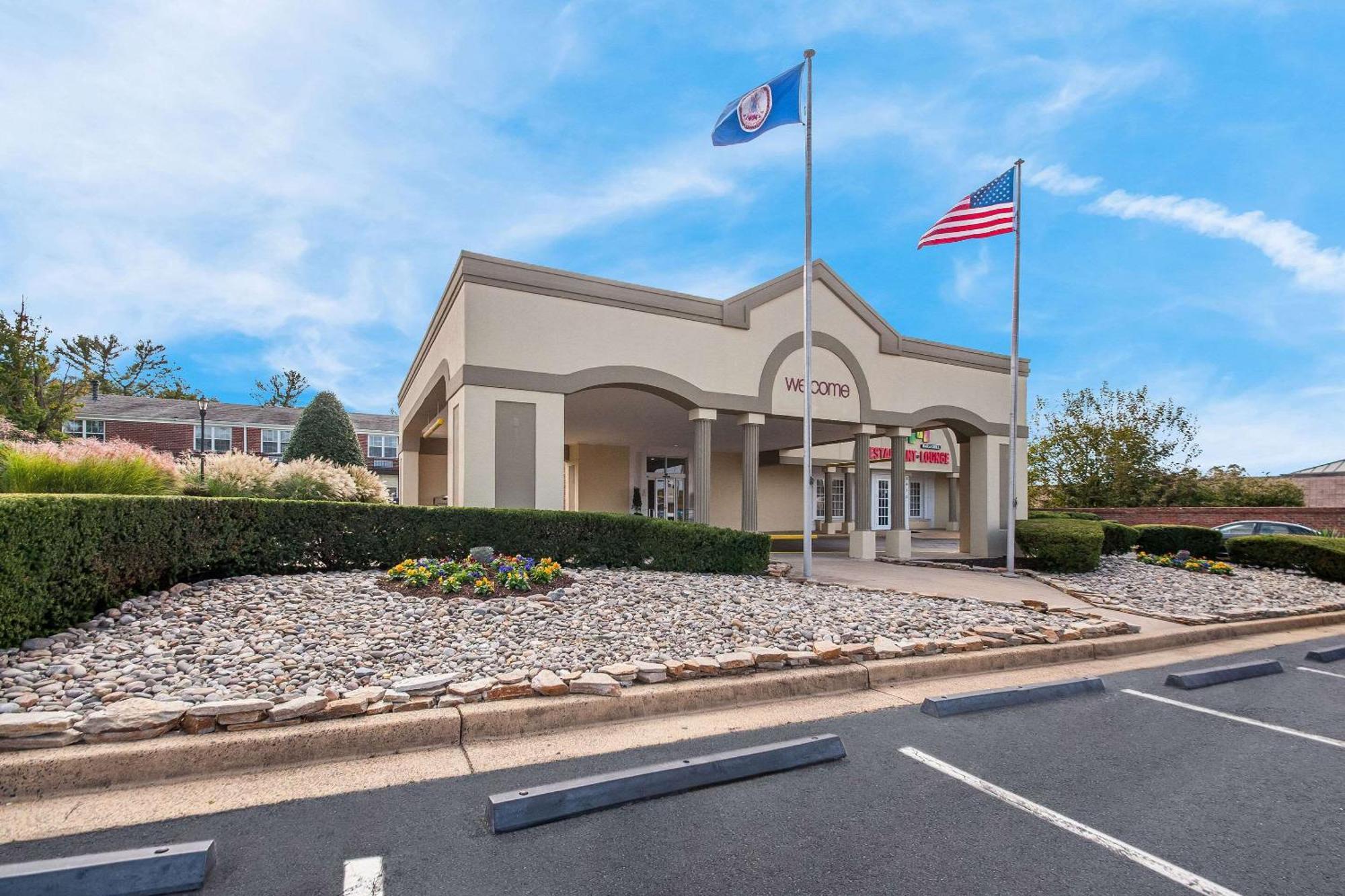 Clarion Inn Falls Church-Arlington Экстерьер фото