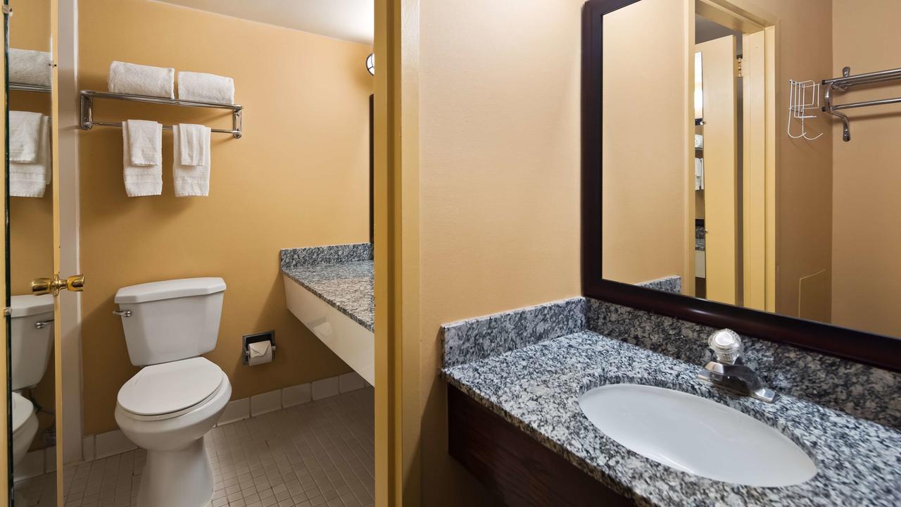 Clarion Inn Falls Church-Arlington Экстерьер фото