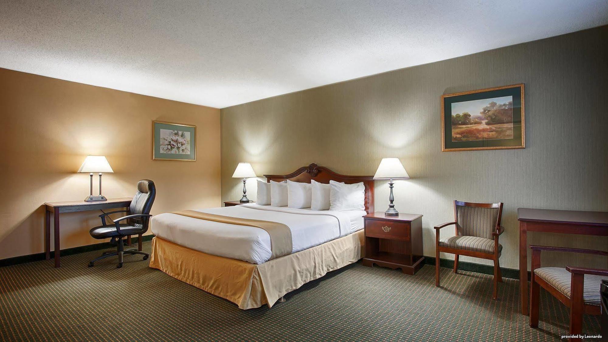 Clarion Inn Falls Church-Arlington Экстерьер фото